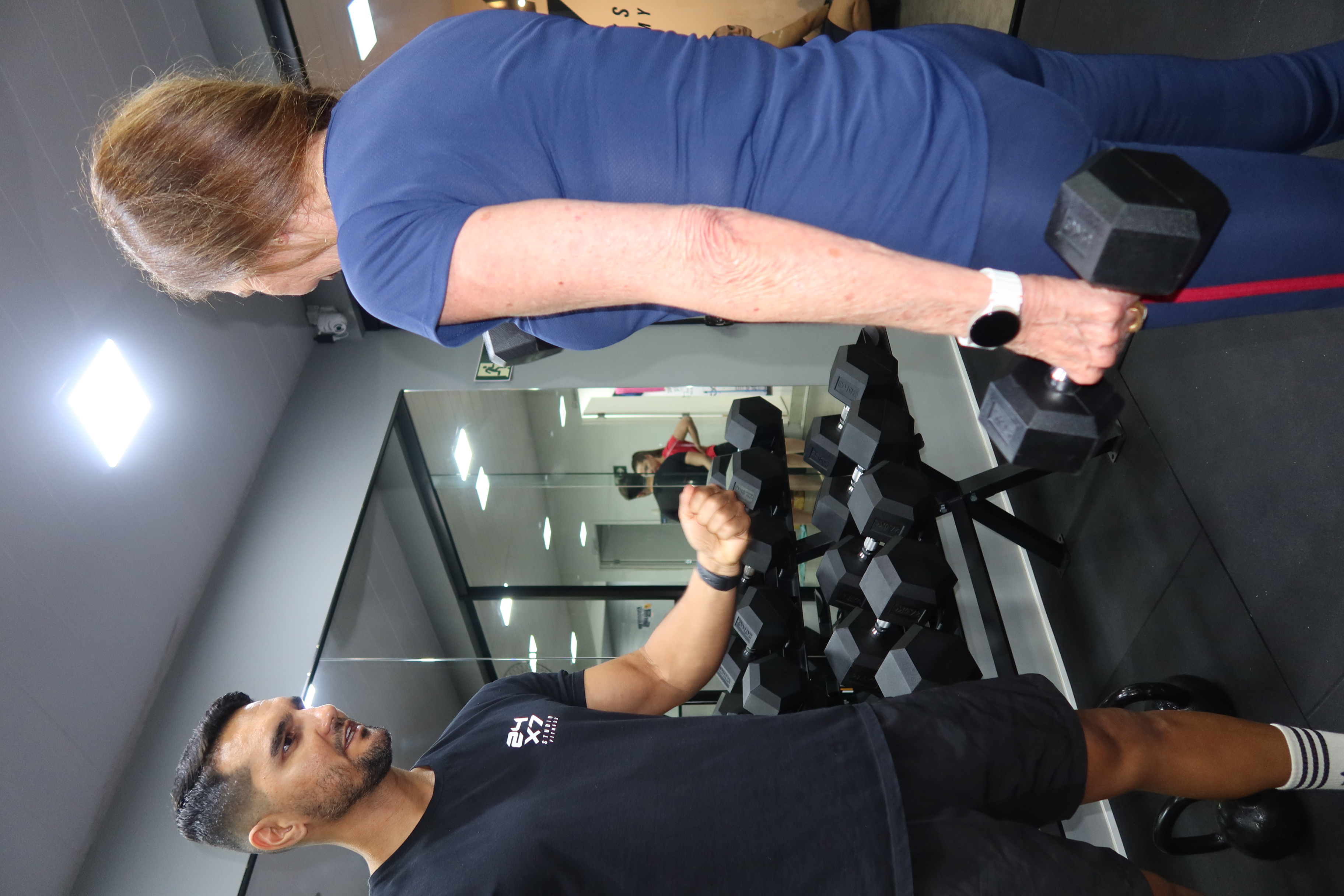 Profissional orientando aluno durante o treino